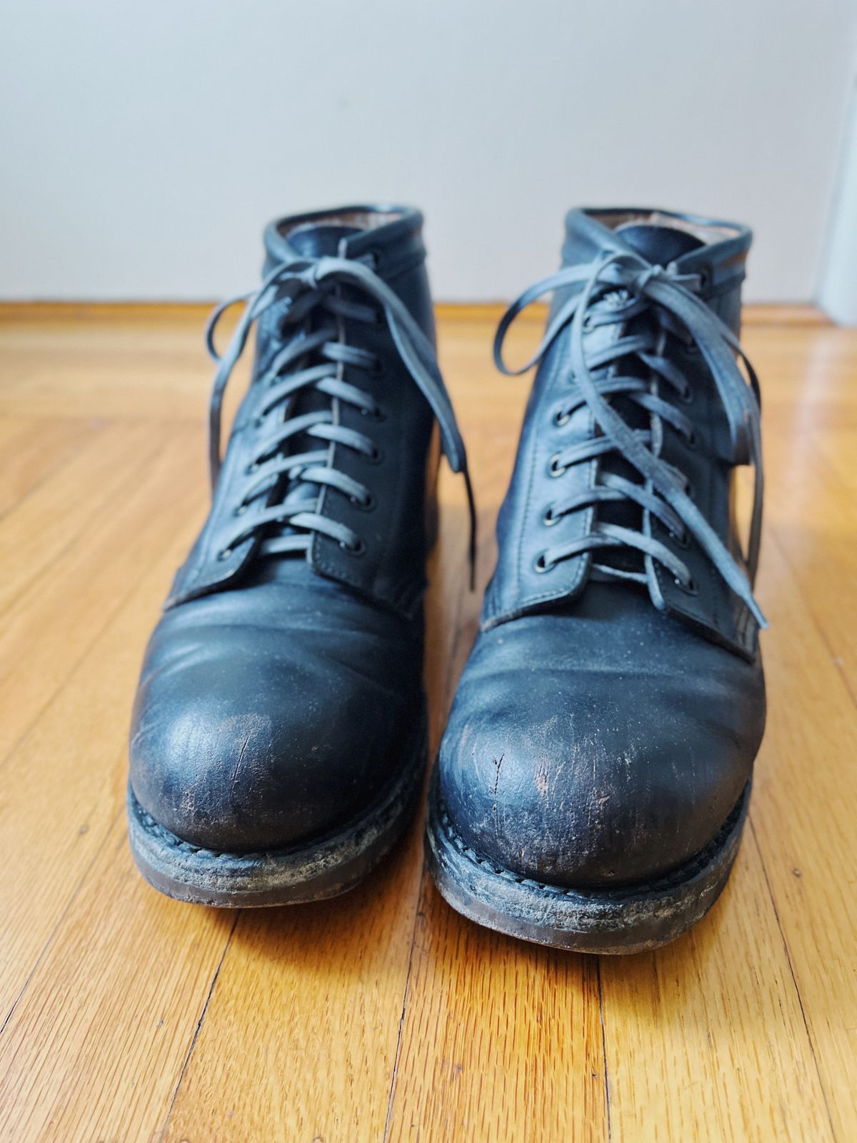 Photo by subvers.drip on March 5, 2025 of the Rolling Dub Trio Coupen 7 in Horween Black Vegetable Tanned Teacore Dressner.