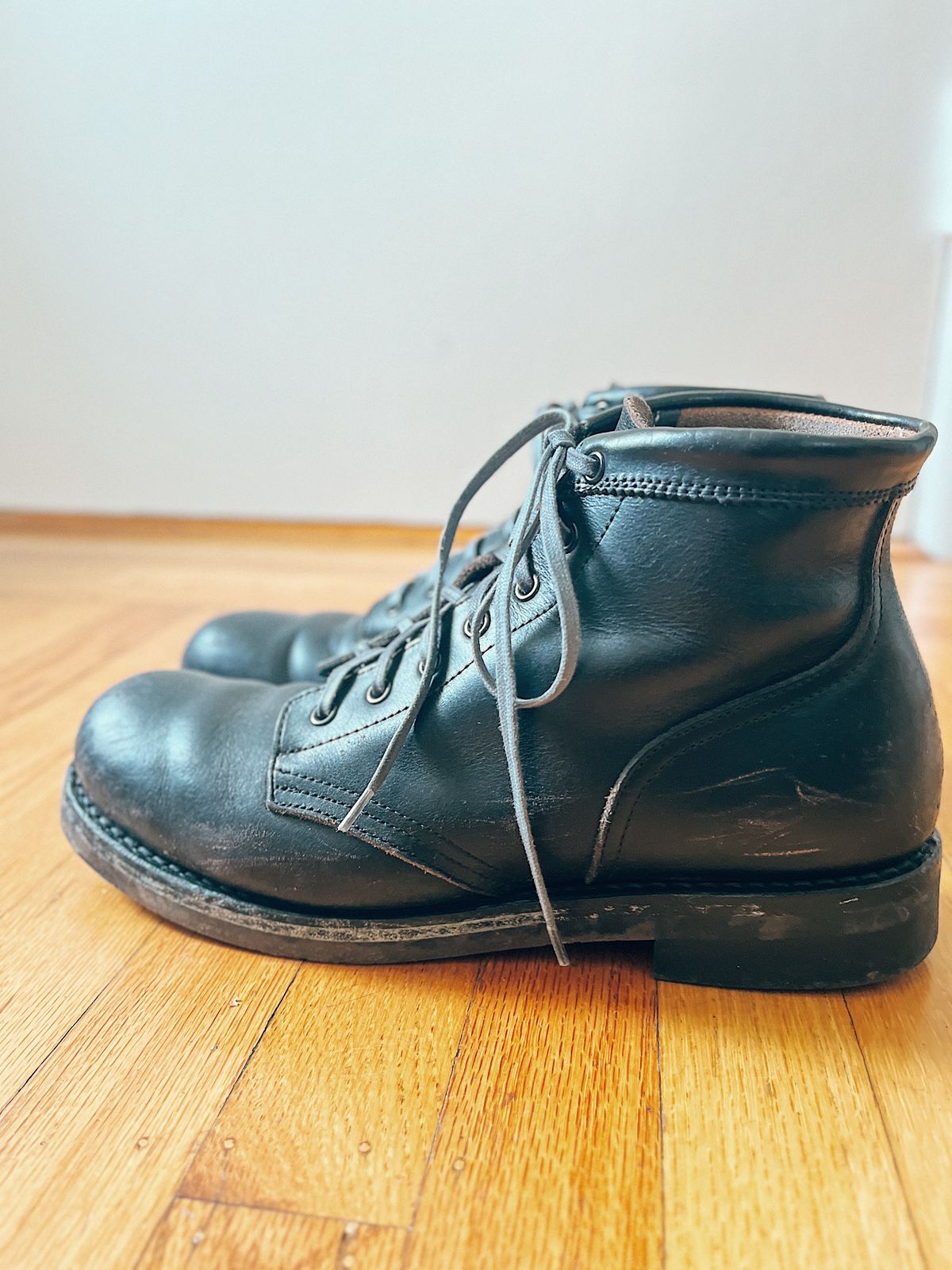 Photo by subvers.drip on March 5, 2025 of the Rolling Dub Trio Coupen 7 in Horween Black Vegetable Tanned Teacore Dressner.