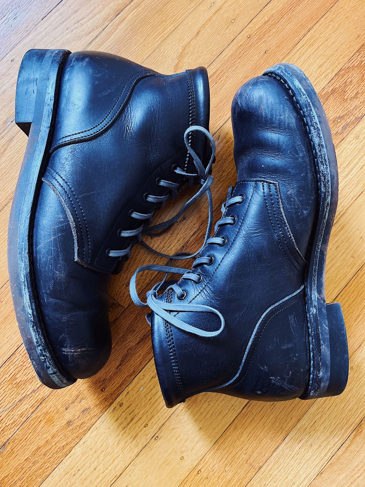 Photo by subvers.drip on March 5, 2025 of the Rolling Dub Trio Coupen 7 in Horween Black Vegetable Tanned Teacore Dressner.