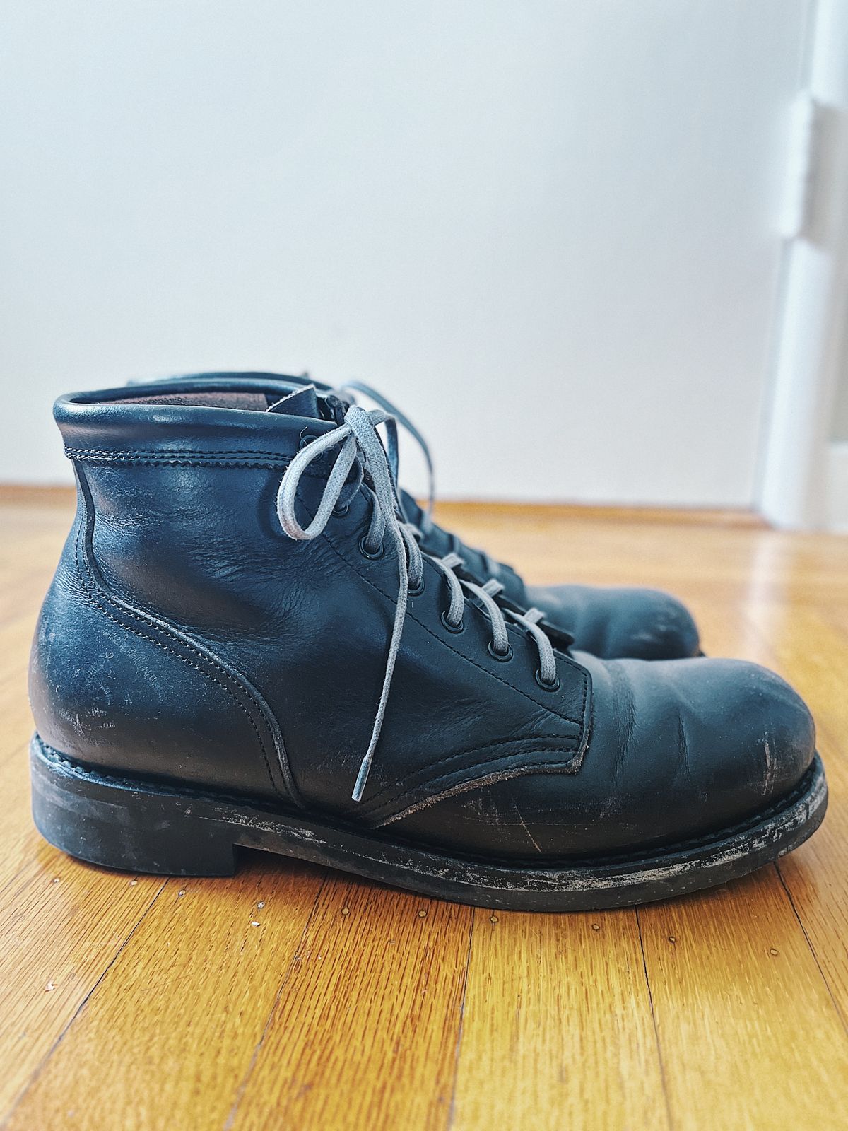 Photo by subvers.drip on March 5, 2025 of the Rolling Dub Trio Coupen 7 in Horween Black Vegetable Tanned Teacore Dressner.
