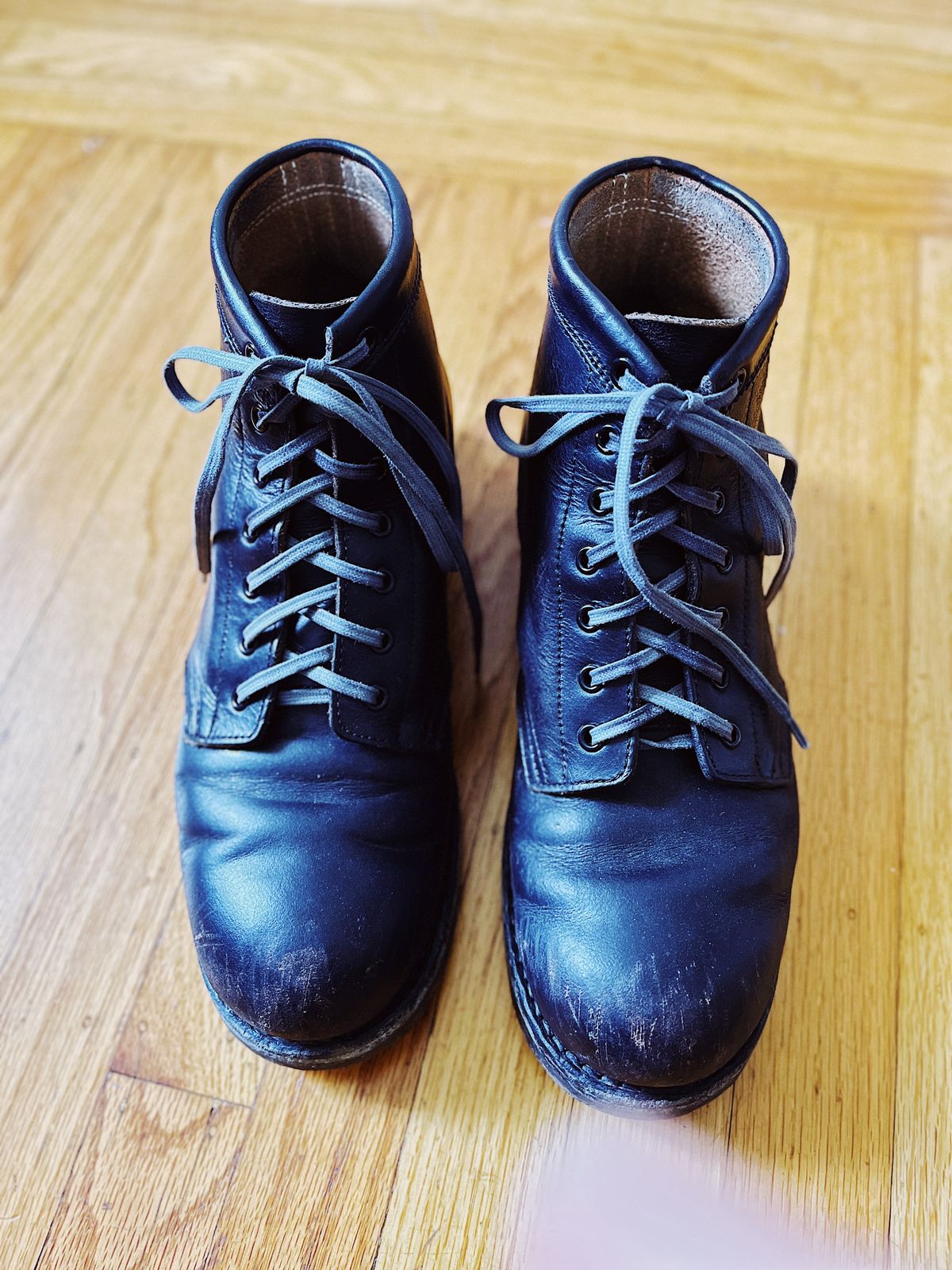 Photo by subvers.drip on March 5, 2025 of the Rolling Dub Trio Coupen 7 in Horween Black Vegetable Tanned Teacore Dressner.
