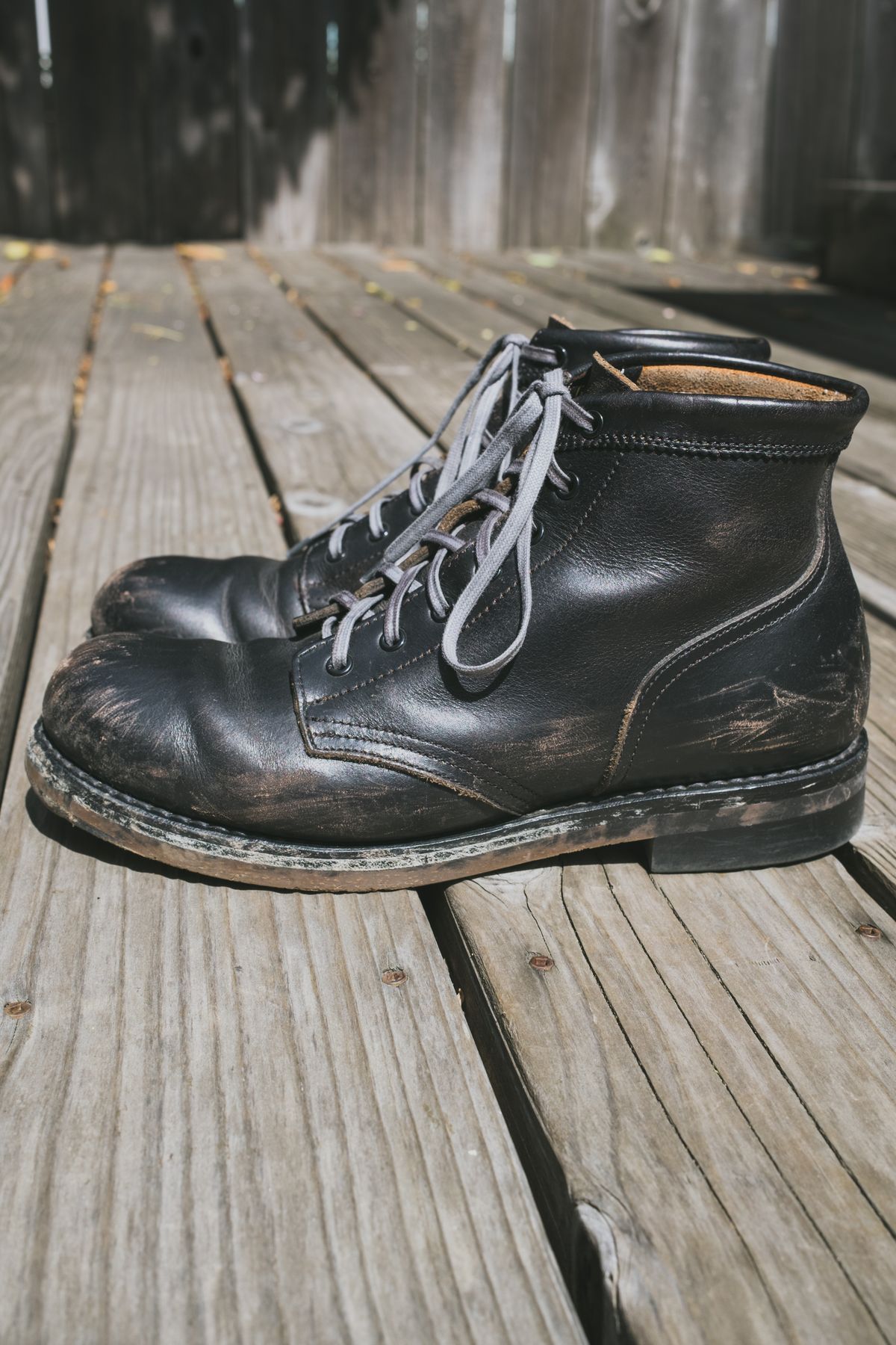 Photo by subvers.drip on April 6, 2022 of the Rolling Dub Trio Coupen 7 in Horween Black Vegetable Tanned Teacore Dressner.