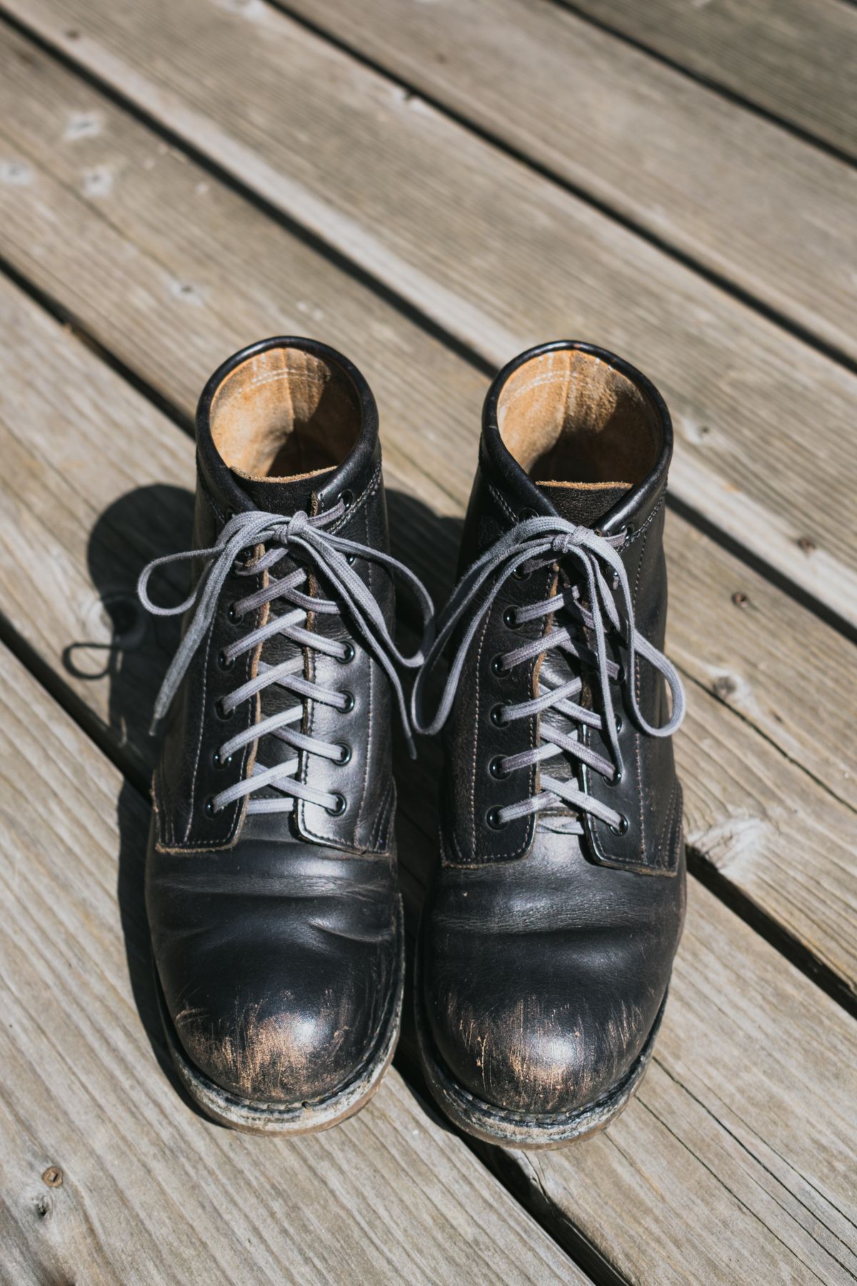 Photo by subvers.drip on April 6, 2022 of the Rolling Dub Trio Coupen 7 in Horween Black Vegetable Tanned Teacore Dressner.