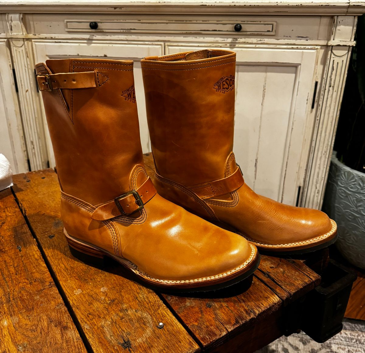 Photo by tgetzen on October 2, 2024 of the Wesco Mister Lou in Maryam Natural Horsebutt.