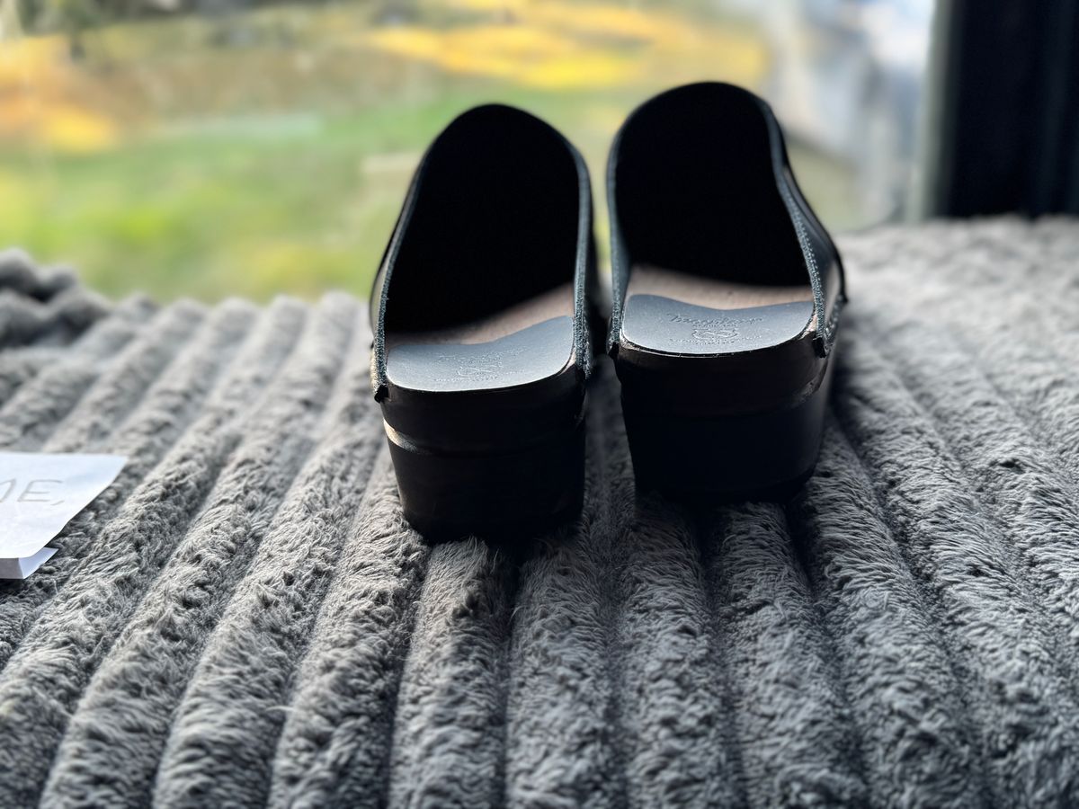 Photo by tgetzen on October 5, 2025 of the Troentorp DaVinci Black Brown Wood in Black Leather.