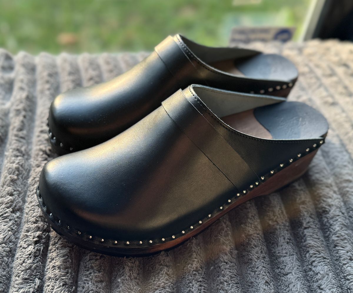 Photo by tgetzen on October 5, 2025 of the Troentorp DaVinci Black Brown Wood in Black Leather.