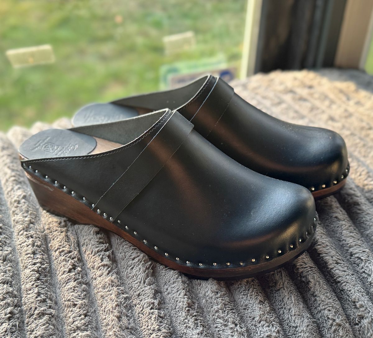 Photo by tgetzen on October 5, 2025 of the Troentorp DaVinci Black Brown Wood in Black Leather.