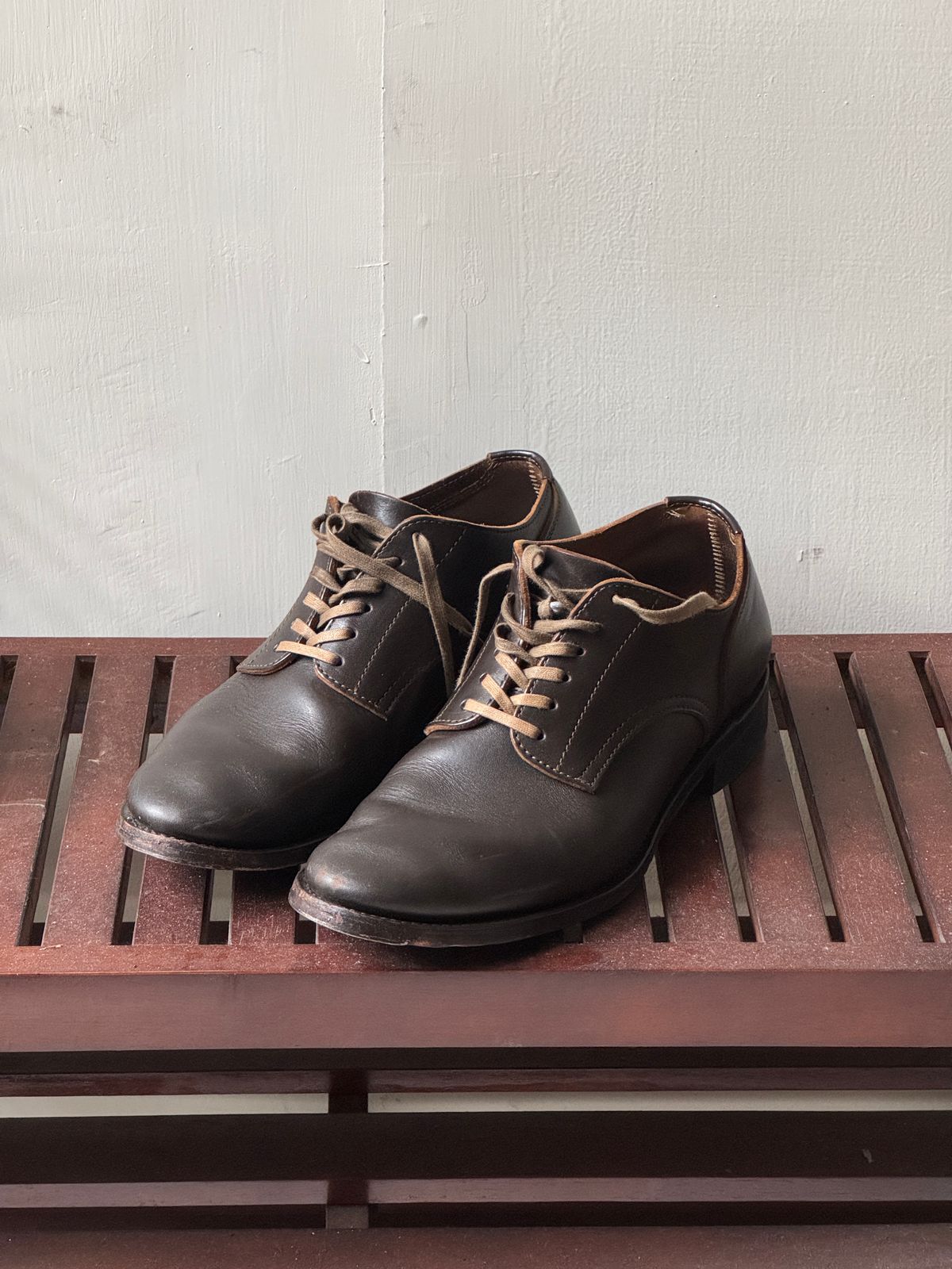 Photo by kubinice on December 3, 2024 of the Makers Horse Single in Maryam Dark Brown Horsebutt.