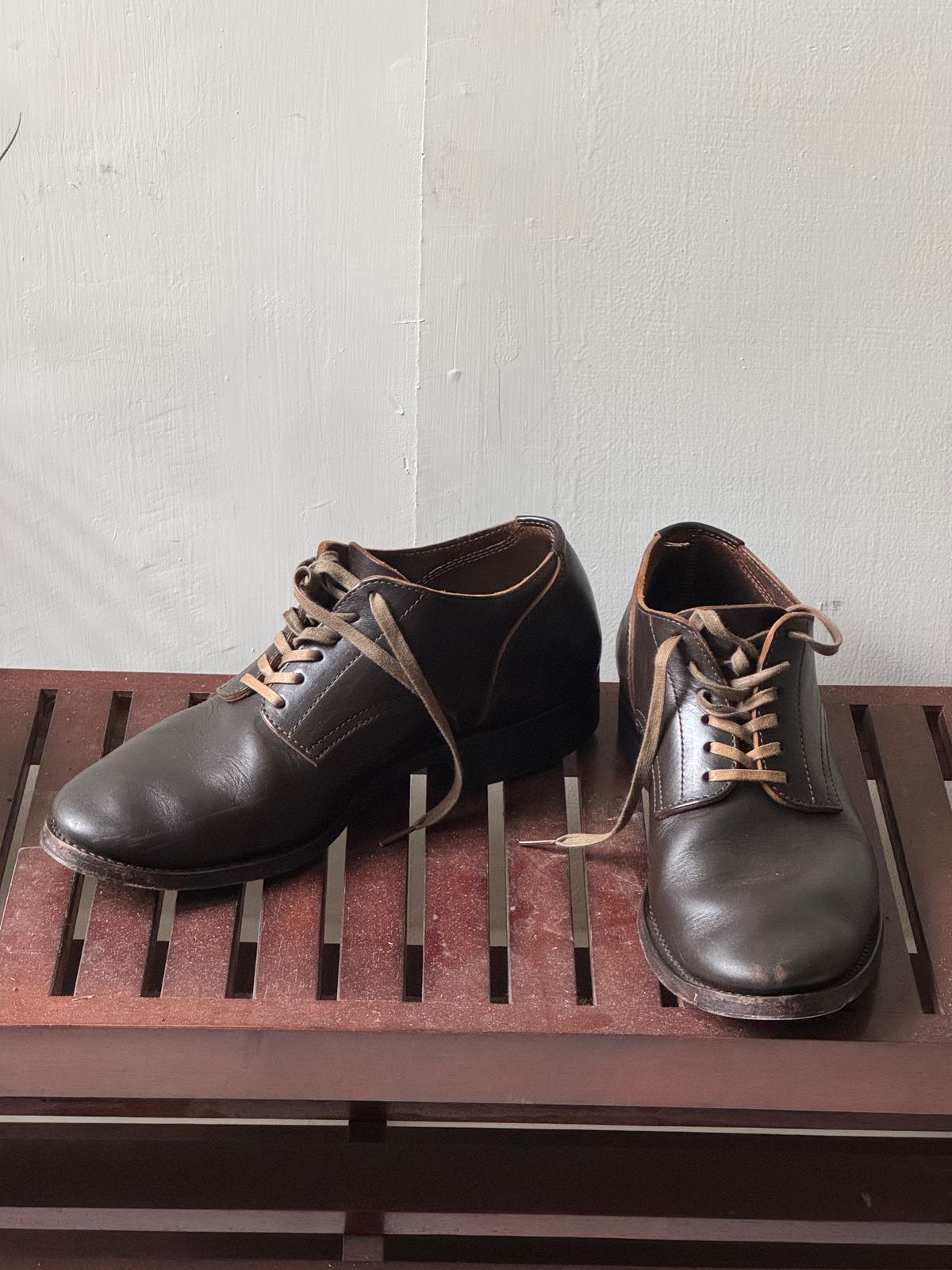 Photo by kubinice on December 3, 2024 of the Makers Horse Single in Maryam Dark Brown Horsebutt.