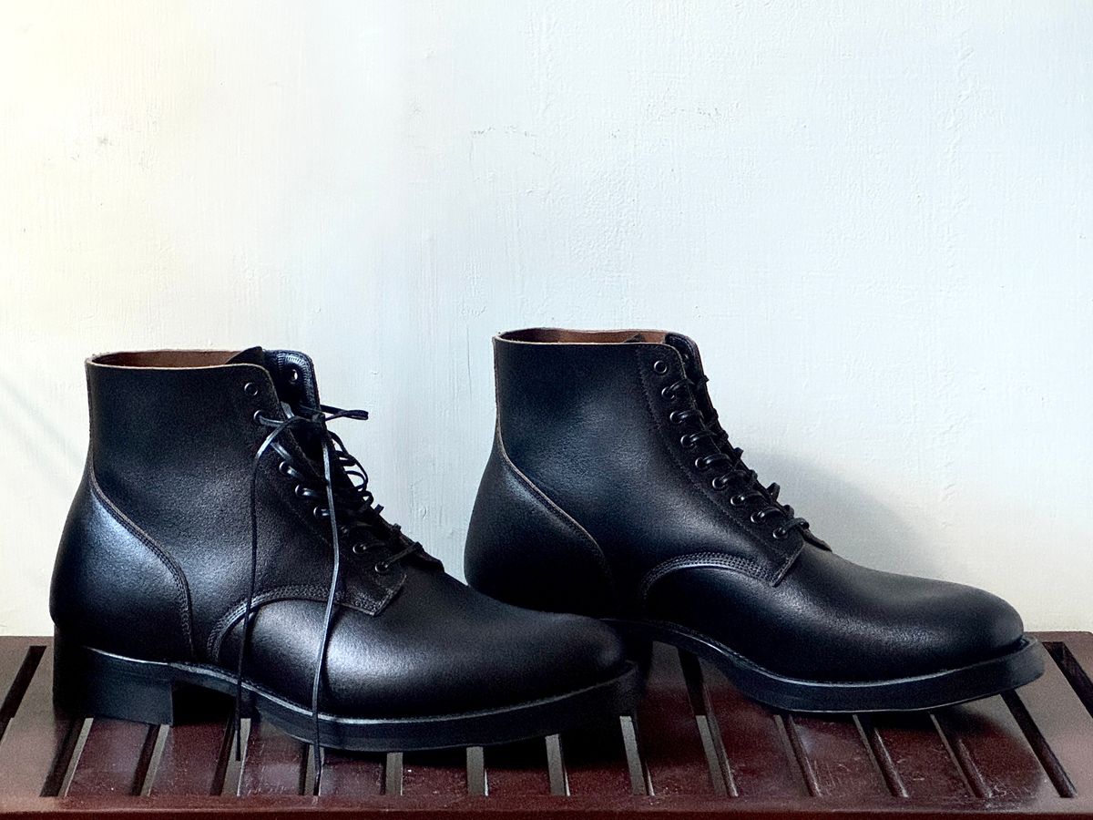 Photo by kubinice on August 29, 2025 of the Viberg N1 in Horween Black Waxed Flesh.