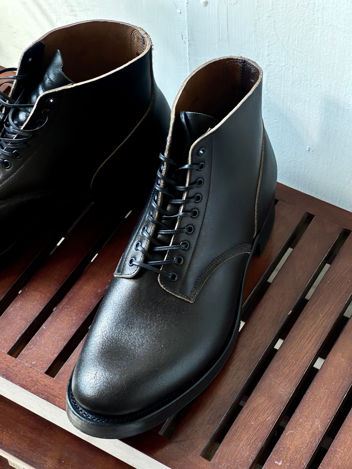Photo by kubinice on August 29, 2025 of the Viberg N1 in Horween Black Waxed Flesh.