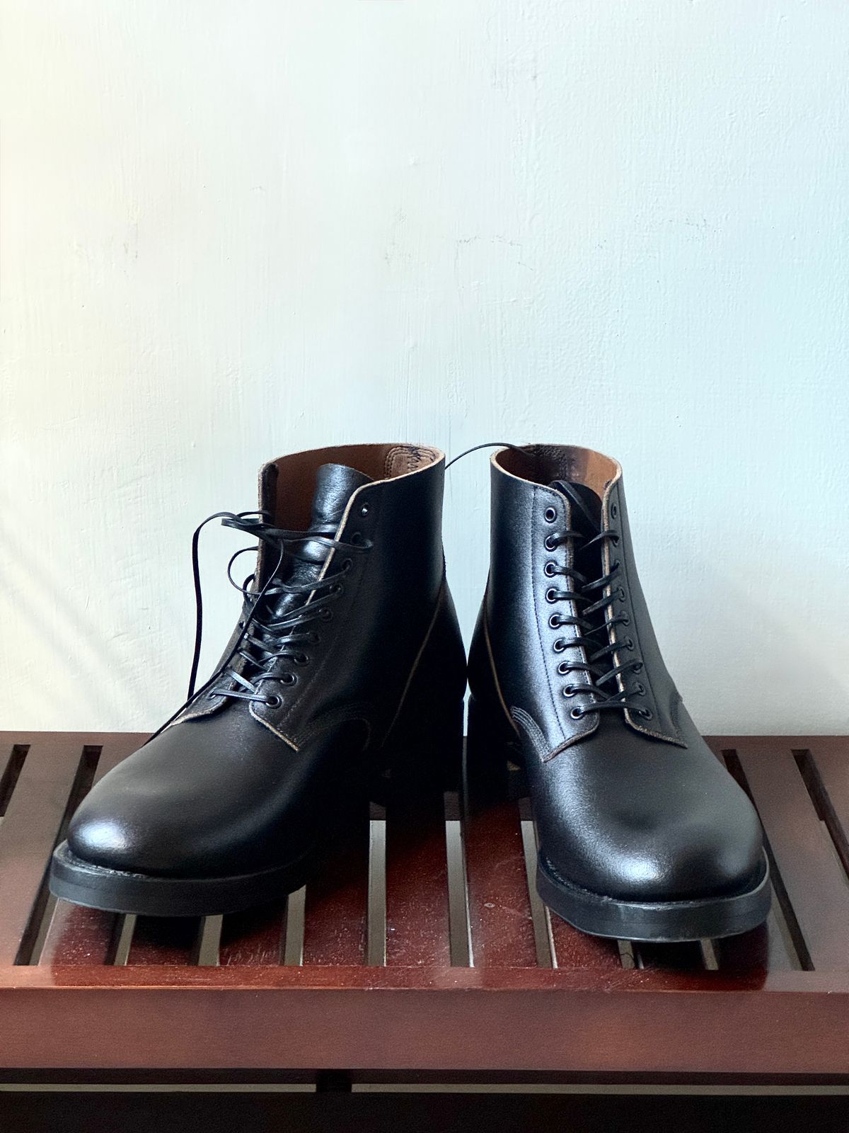 Photo by kubinice on August 29, 2025 of the Viberg N1 in Horween Black Waxed Flesh.