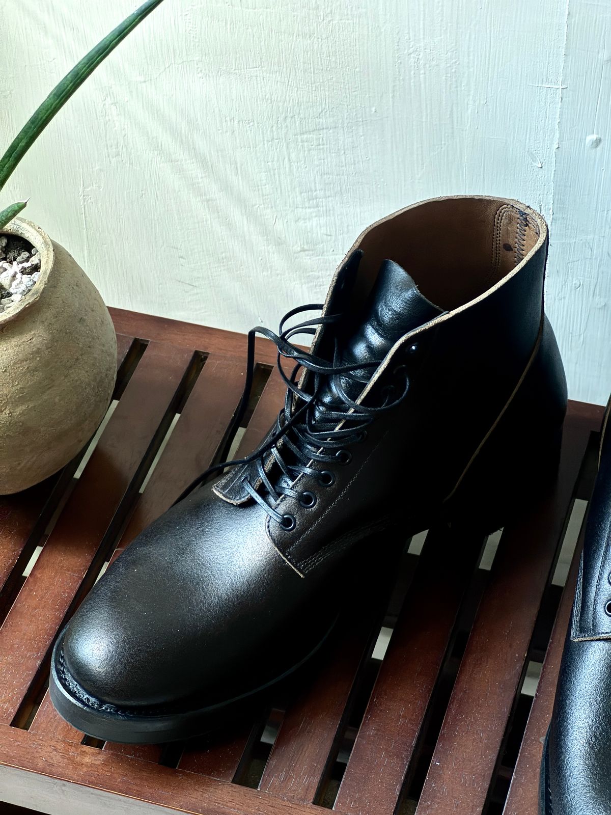 Photo by kubinice on August 29, 2025 of the Viberg N1 in Horween Black Waxed Flesh.