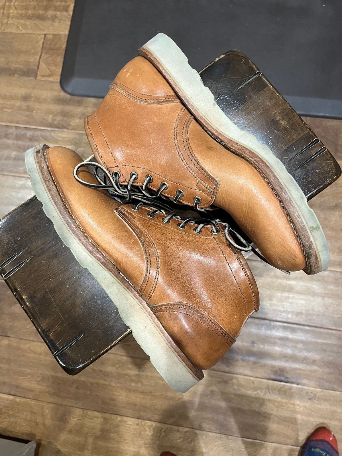 Photo by Griff on December 2, 2025 of the Nicks Aldert Strider in Horween Light Natural Dublin.