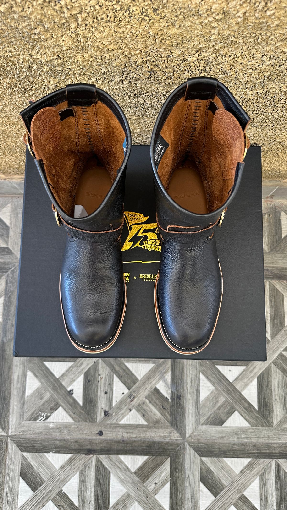Photo by juliusagungs on October 3, 2025 of the Briselblack Enginner Boots Queen Lekha X Briselblack in Badalassi Carlo overdyed.