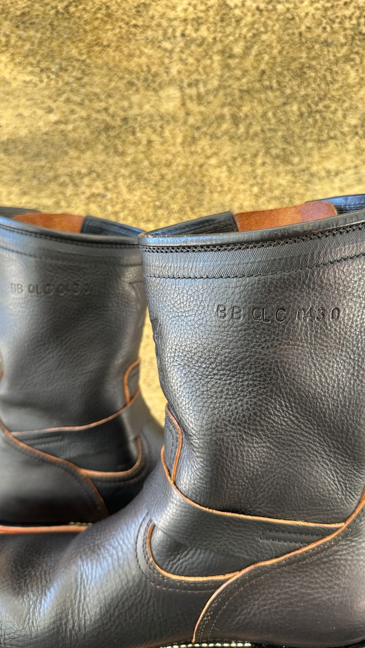 Photo by juliusagungs on October 3, 2025 of the Briselblack Enginner Boots Queen Lekha X Briselblack in Badalassi Carlo overdyed.