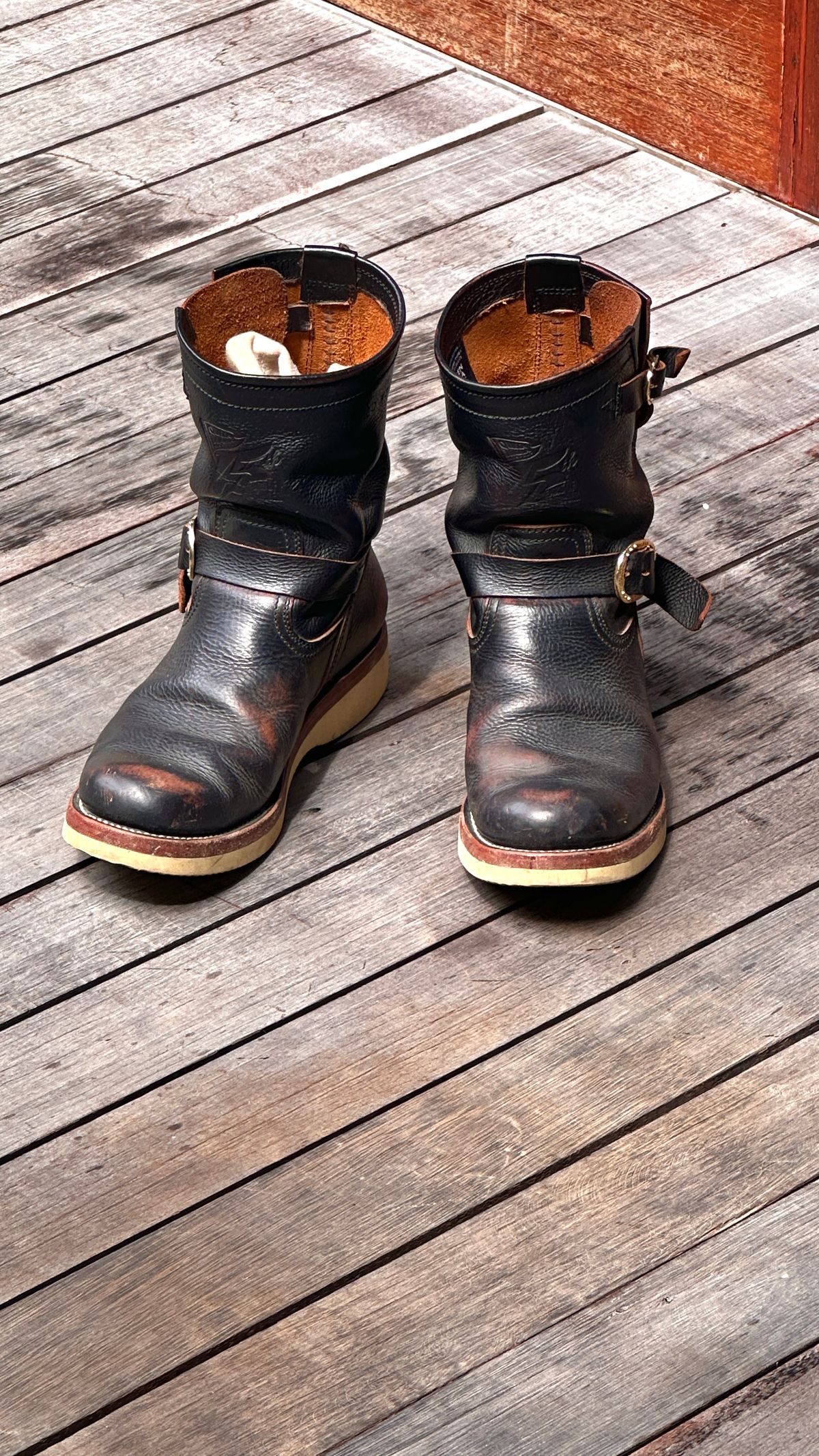 Photo by juliusagungs on October 16, 2025 of the Briselblack Enginner Boots Queen Lekha X Briselblack in Badalassi Carlo overdyed.
