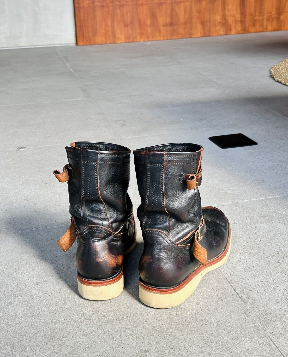 Photo by juliusagungs on October 16, 2025 of the Briselblack Enginner Boots Queen Lekha X Briselblack in Badalassi Carlo overdyed.