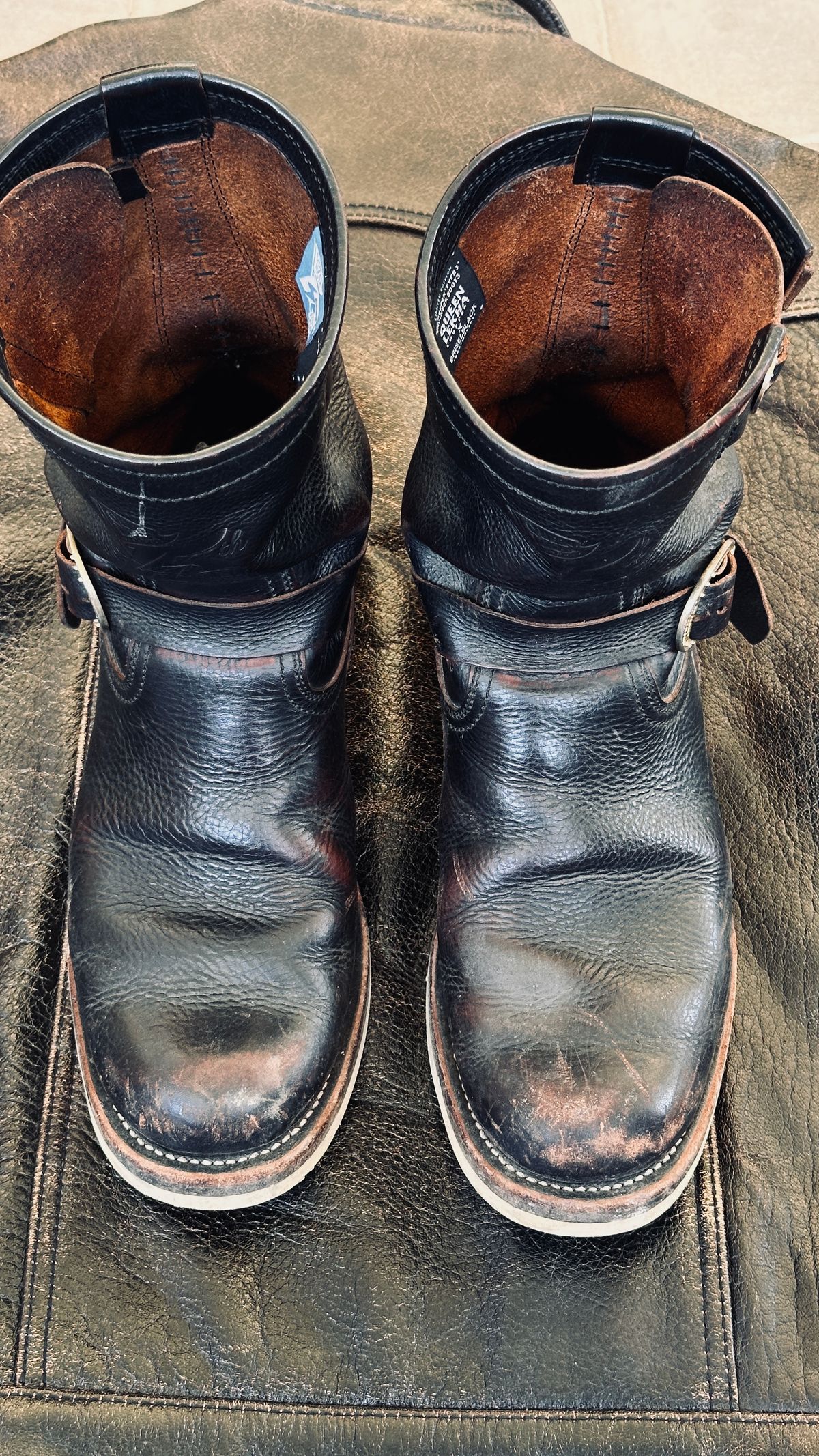 Photo by juliusagungs on December 4, 2025 of the Briselblack Enginner Boots Queen Lekha X Briselblack in Badalassi Carlo overdyed.