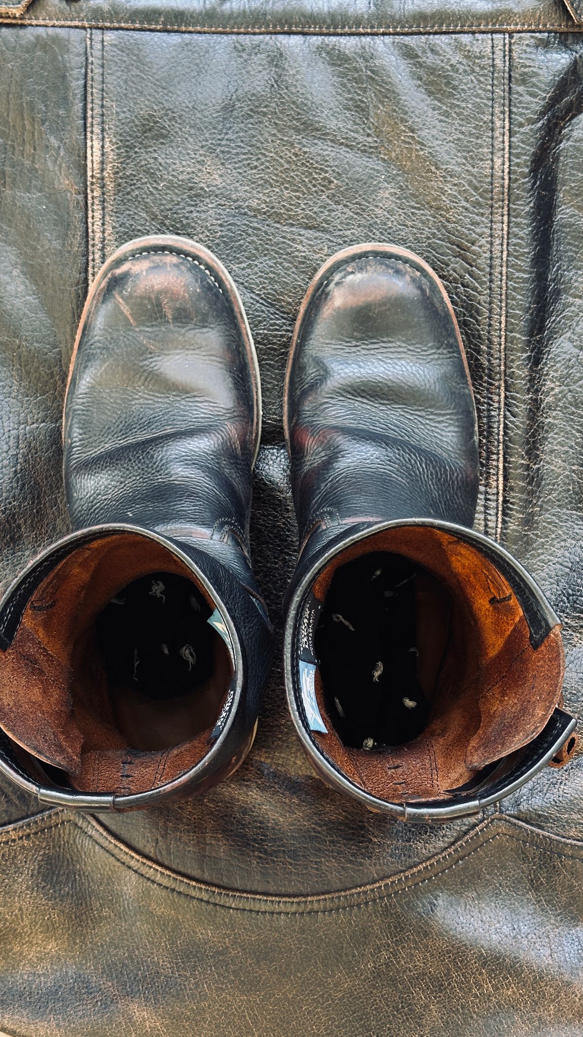 Photo by juliusagungs on December 4, 2025 of the Briselblack Enginner Boots Queen Lekha X Briselblack in Badalassi Carlo overdyed.