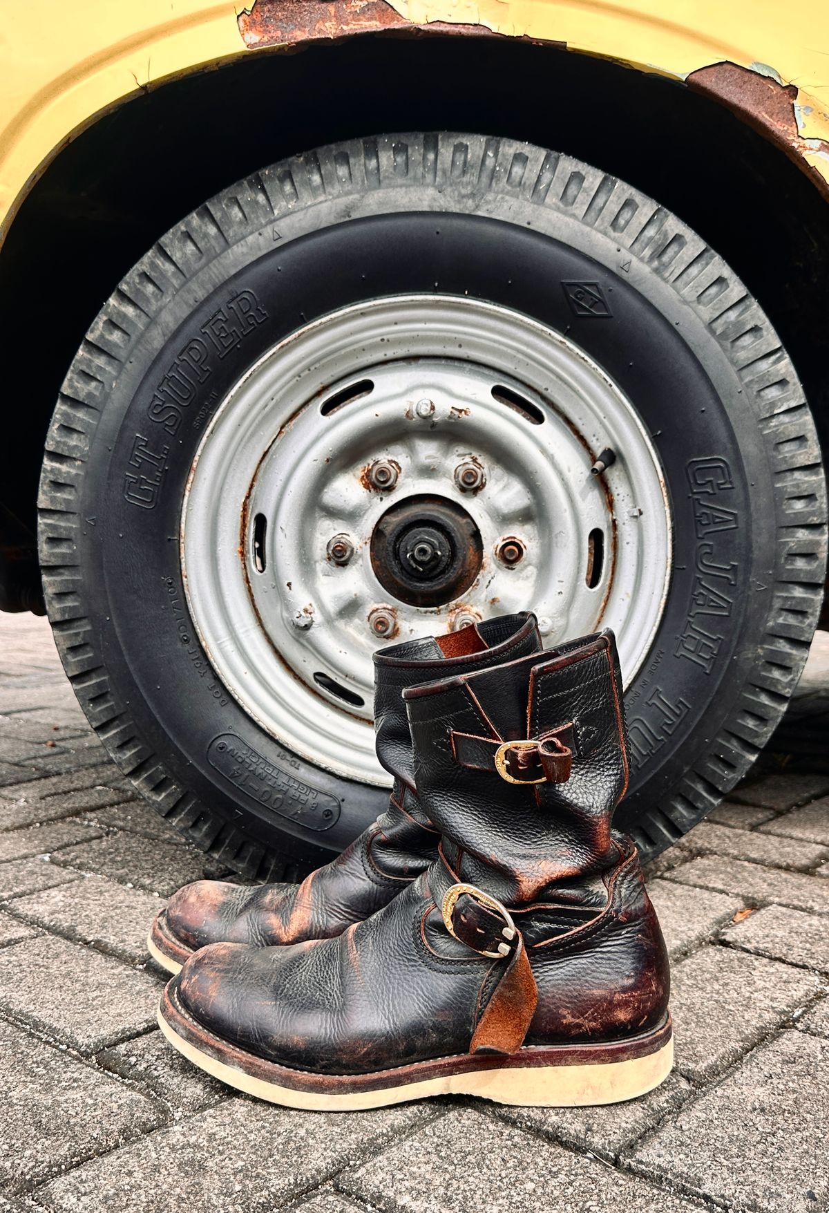 Photo by juliusagungs on February 13, 2026 of the Briselblack Enginner Boots Queen Lekha X Briselblack in Badalassi Carlo overdyed.