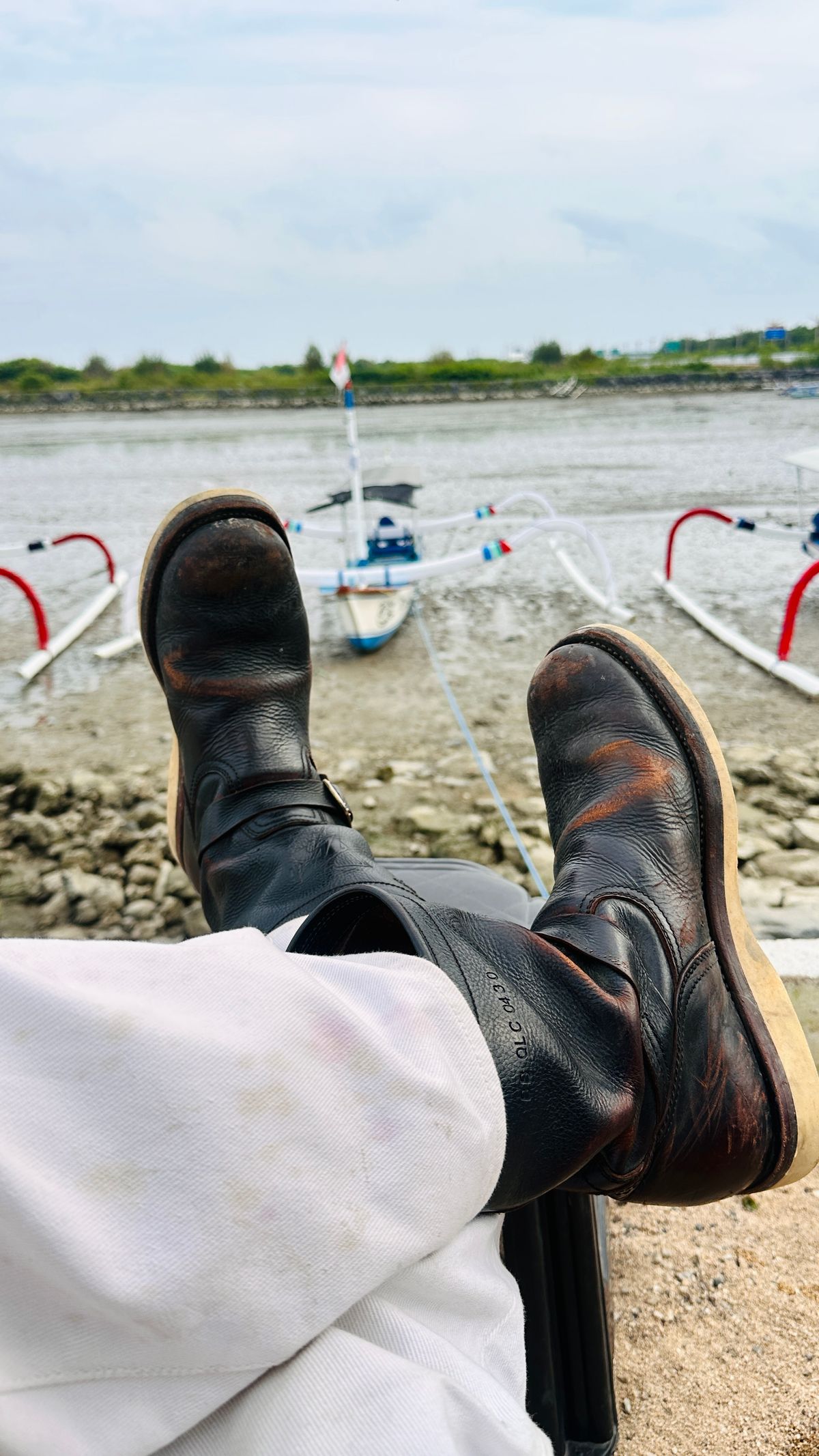 Photo by juliusagungs on February 18, 2026 of the Briselblack Enginner Boots Queen Lekha X Briselblack in Badalassi Carlo overdyed.