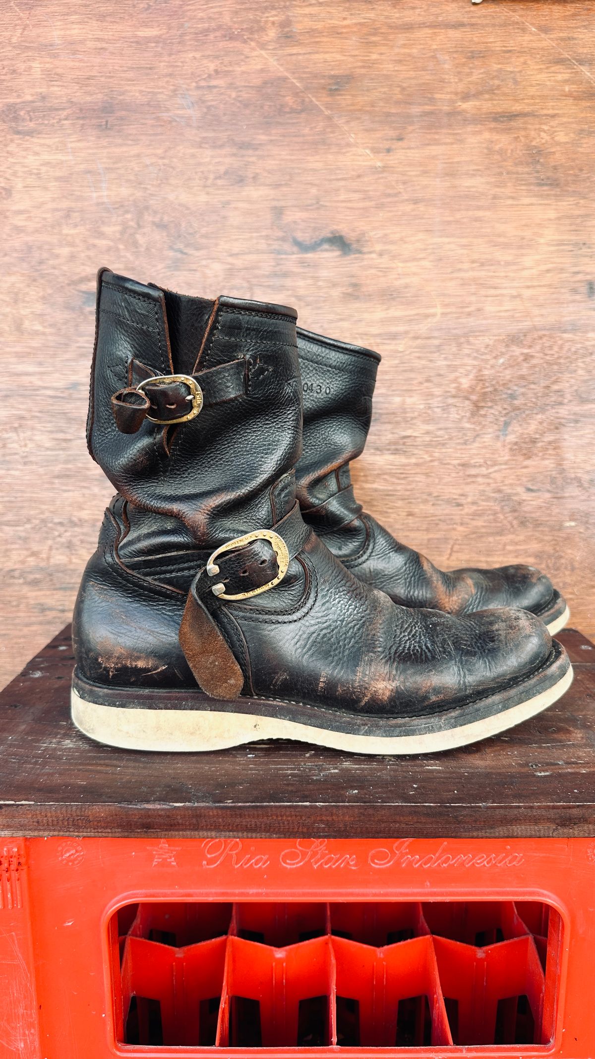 Photo by juliusagungs on March 4, 2026 of the Briselblack Enginner Boots Queen Lekha X Briselblack in Badalassi Carlo overdyed.