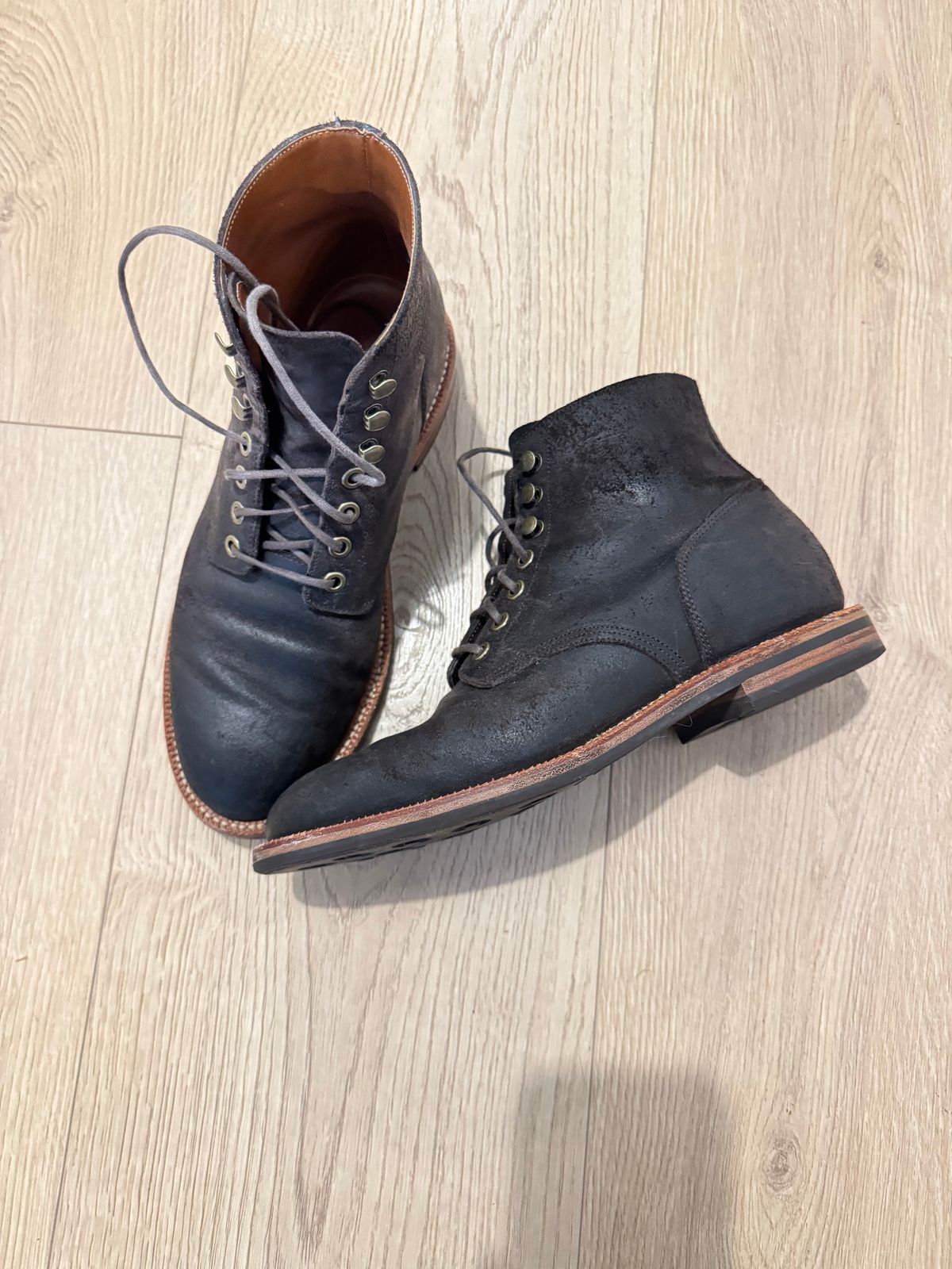 Photo by finegrind on November 26, 2024 of the Grant Stone Diesel Boot in C.F. Stead Earth Waxy Commander Suede.