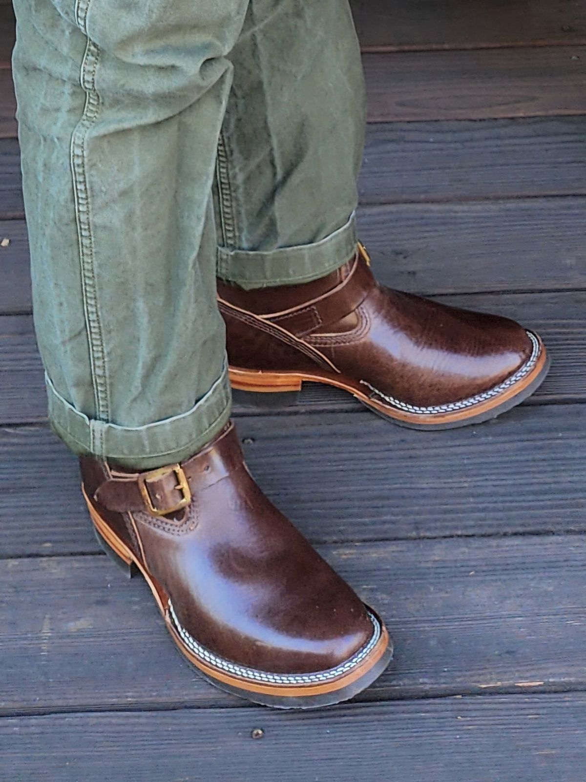 Photo by Janbiya on January 12, 2025 of the Wesco Mister Lou in Brown Horsehide.