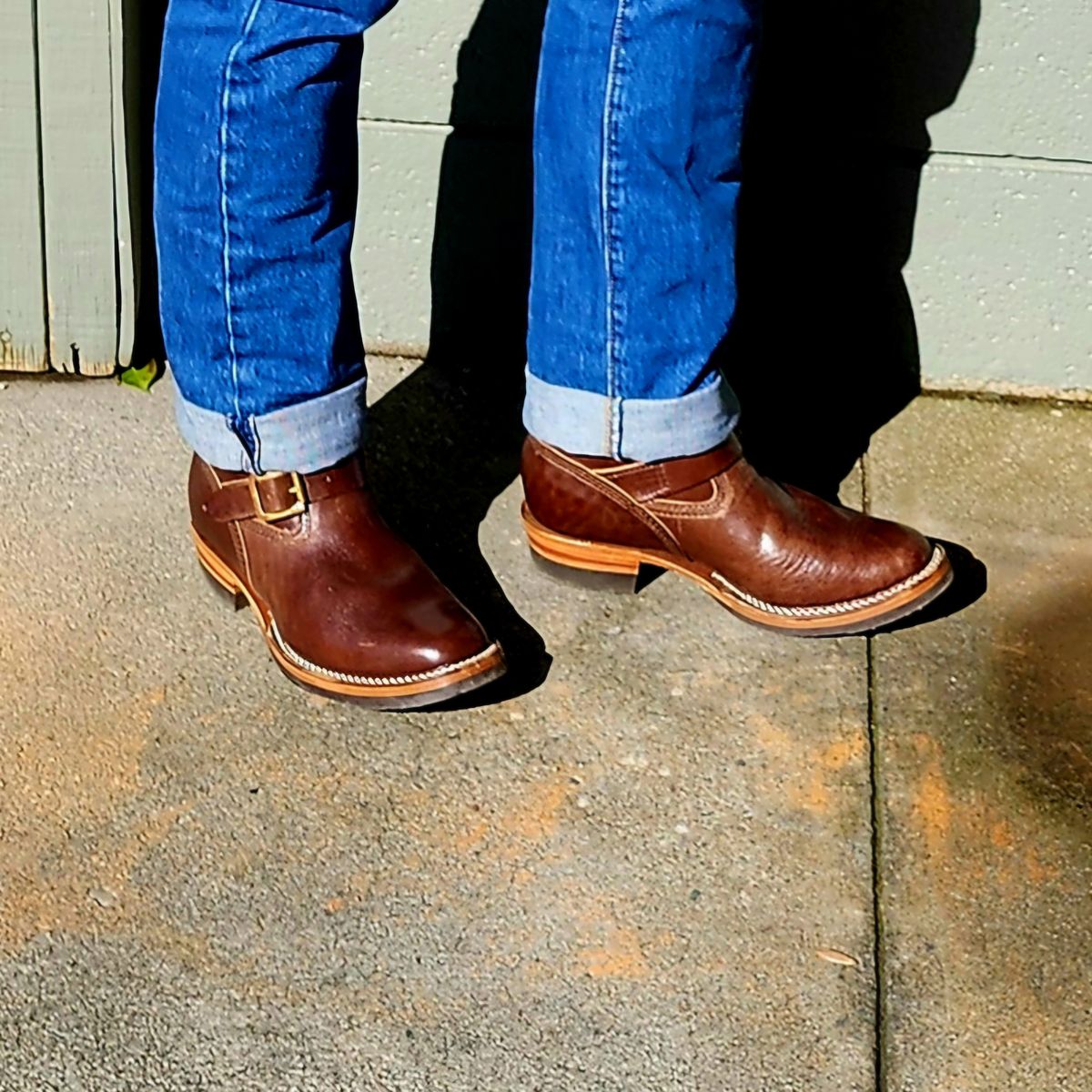 Photo by Janbiya on January 18, 2025 of the Wesco Mister Lou in Brown Horsehide.