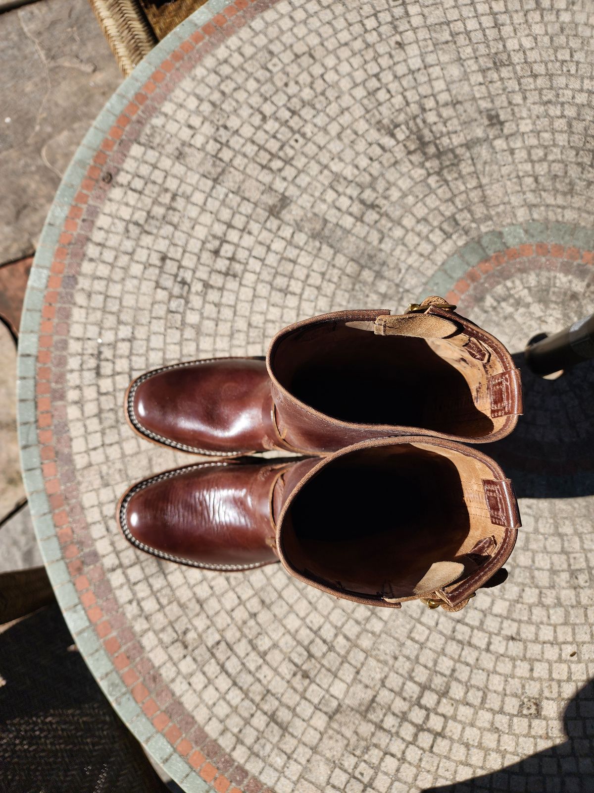 Photo by Janbiya on January 12, 2025 of the Wesco Mister Lou in Brown Horsehide.