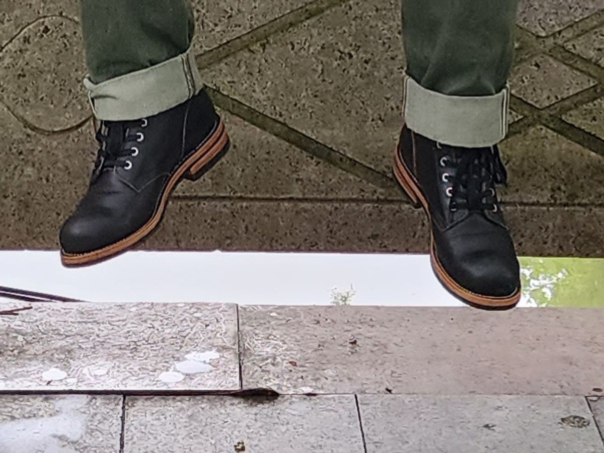 Photo by Janbiya on May 3, 2024 of the Group Leader Handmade Boots A01 in Horween Black Chromexcel.