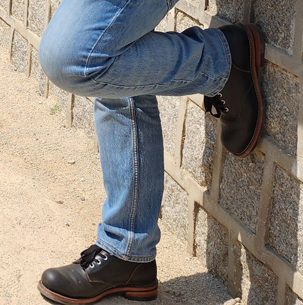 Photo by Janbiya on June 14, 2024 of the Group Leader Handmade Boots A01 in Horween Black Chromexcel.