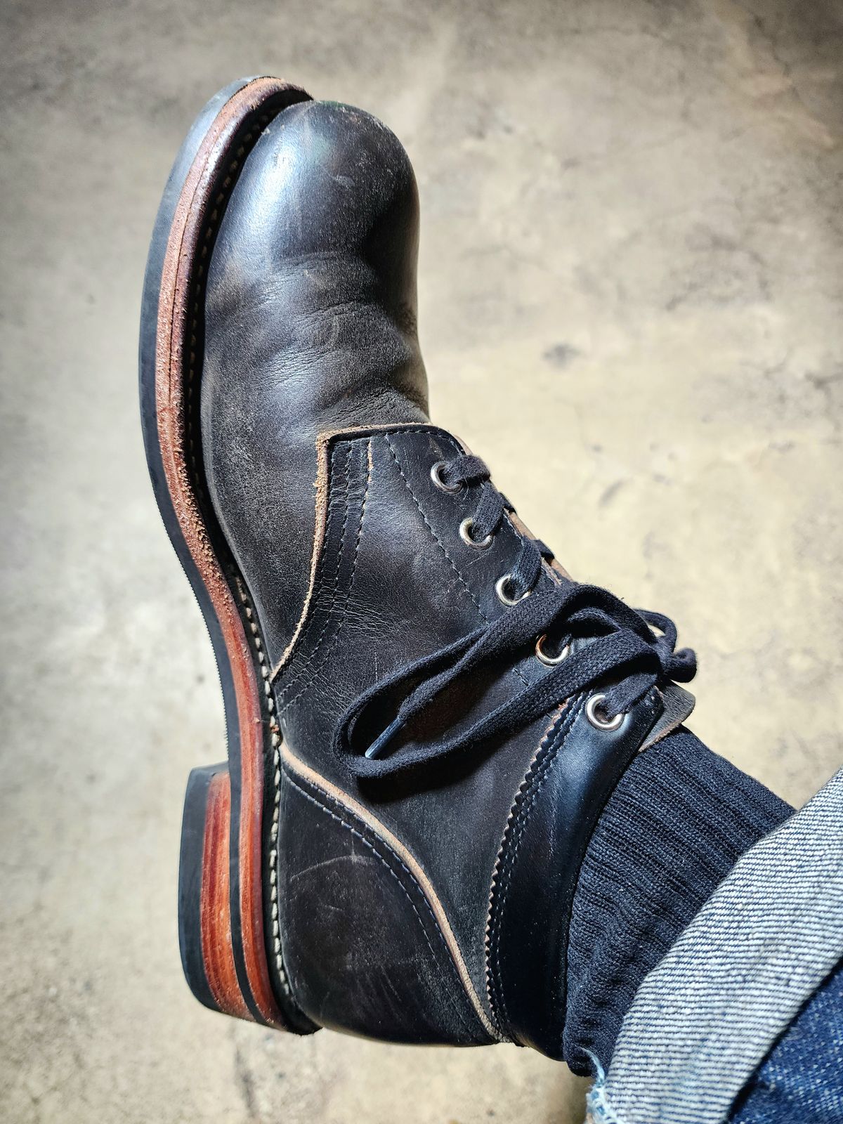 Photo by Janbiya on June 15, 2025 of the Group Leader Handmade Boots A01 in Horween Black Chromexcel.