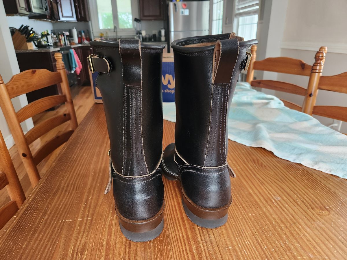 Photo by dufrau on June 14, 2025 of the Nicks Brakeman in Horween Black Waxed Flesh.