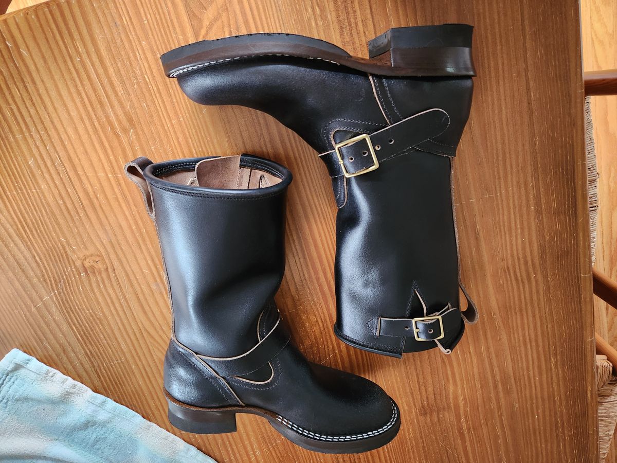 Photo by dufrau on June 14, 2025 of the Nicks Brakeman in Horween Black Waxed Flesh.