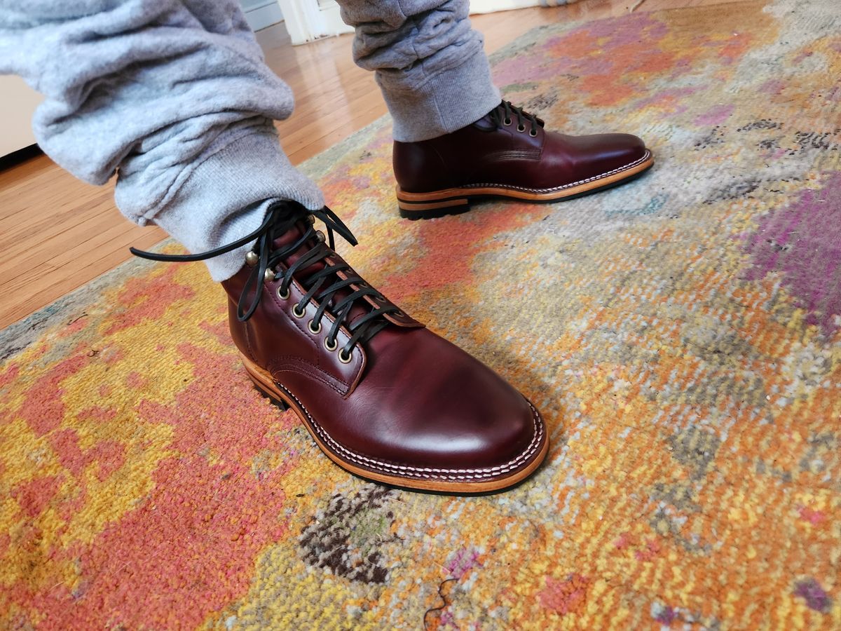 Photo by dufrau on November 30, 2024 of the Parkhurst The Allen in Tempesti Bordeaux Veg Tan.