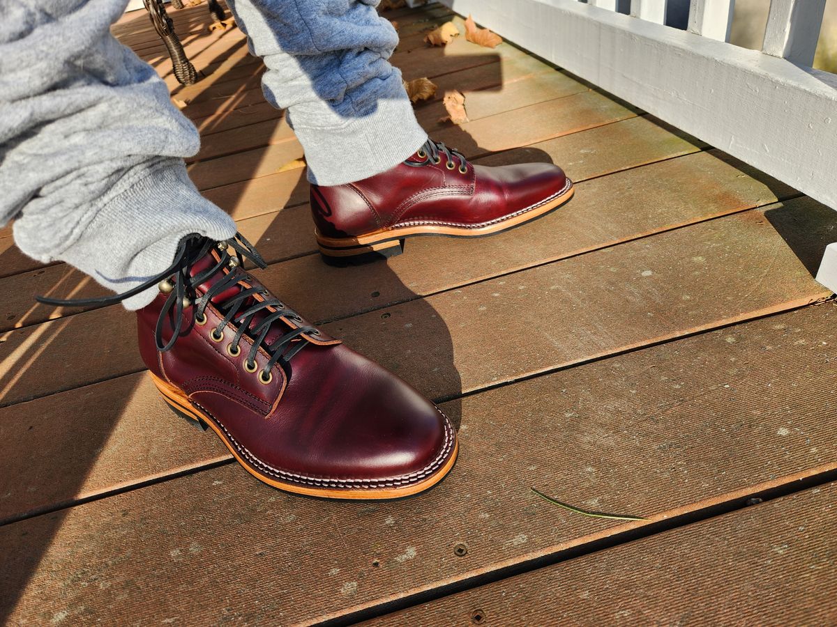 Photo by dufrau on November 30, 2024 of the Parkhurst The Allen in Tempesti Bordeaux Veg Tan.