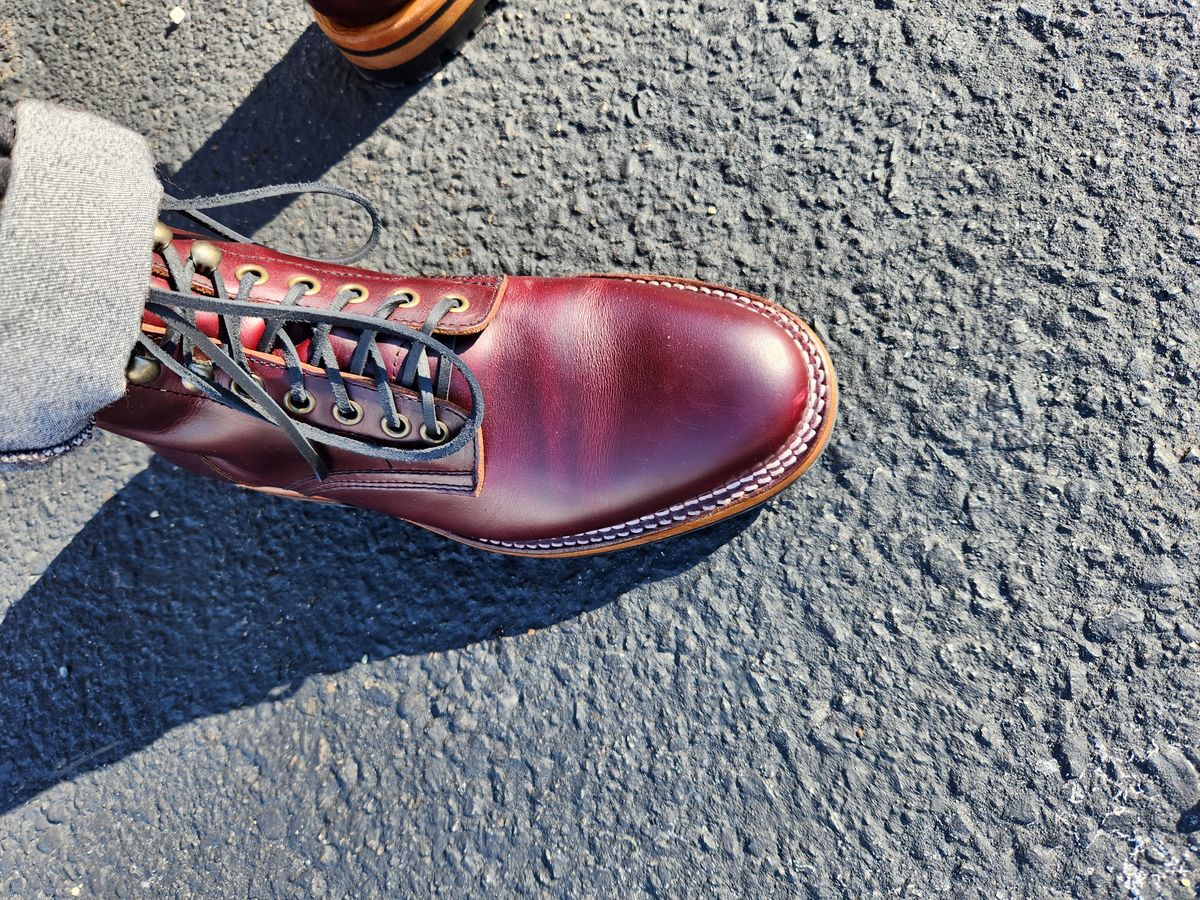 Photo by dufrau on February 22, 2025 of the Parkhurst The Allen in Tempesti Bordeaux Veg Tan.