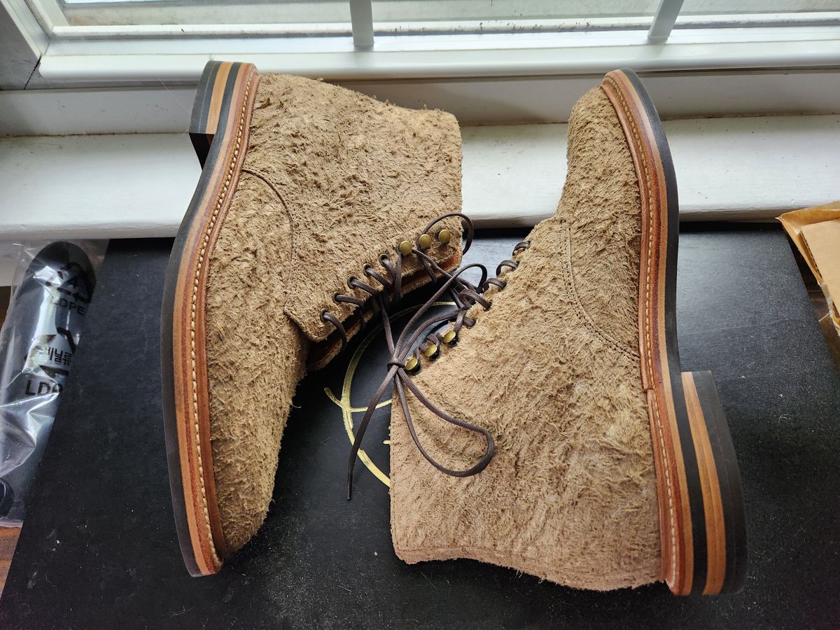 Photo by dufrau on May 23, 2025 of the Grant Stone Edward Boot in Milkshake Rough Suede.