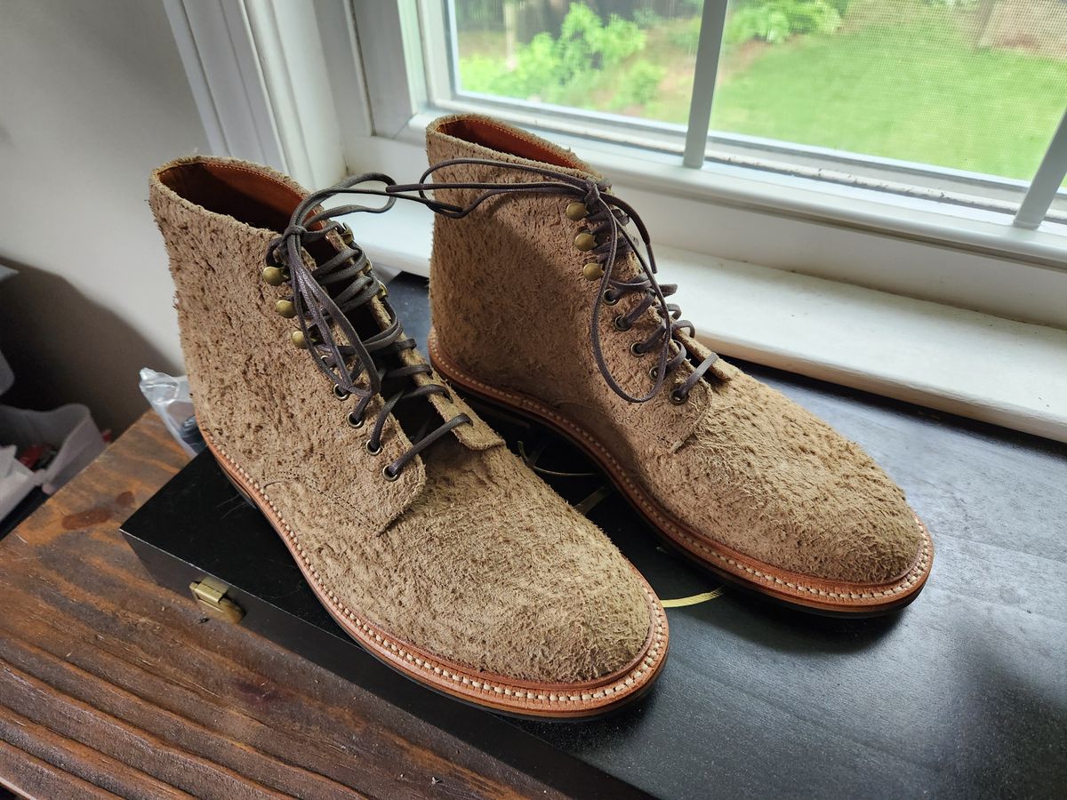 Photo by dufrau on May 23, 2025 of the Grant Stone Edward Boot in Milkshake Rough Suede.