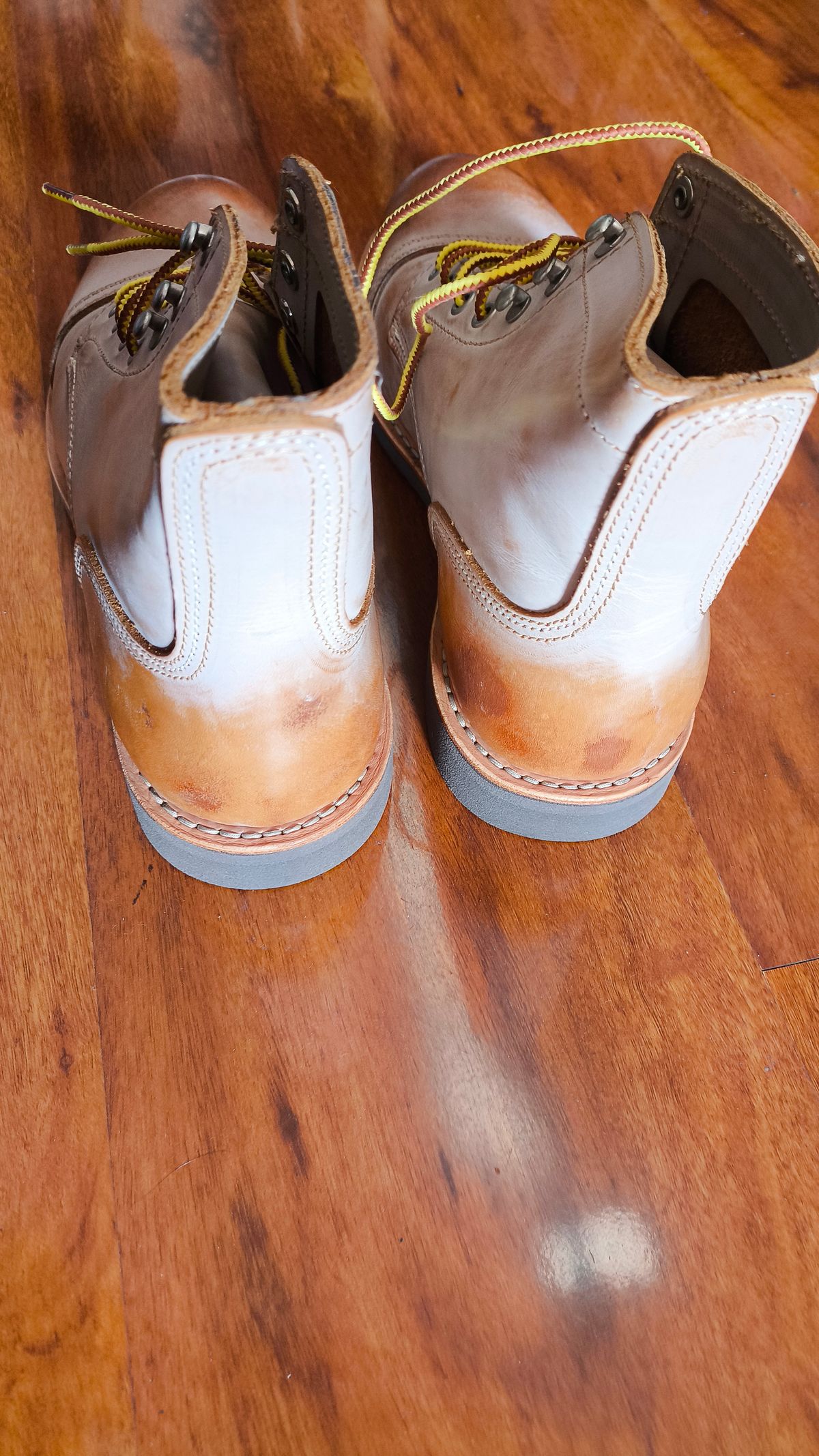 Photo by Zareli on July 10, 2025 of the Donevi Tan 8111 in Unknown Natural Veg Tan.