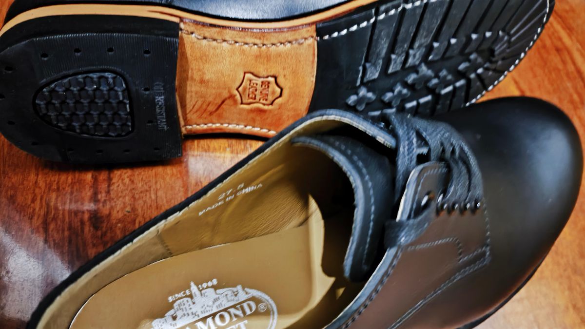 Photo by Zareli on June 9, 2025 of the Diamond Street DS-520A-004 in Unknown Leather.