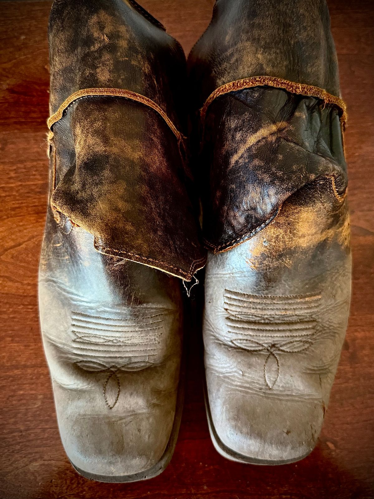 Photo by MaticEsq on November 12, 2025 of the Ariat Rambler in Full Grain Leather Antiqued Grey.