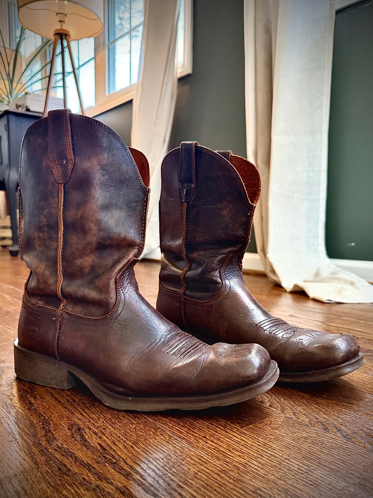 Photo by MaticEsq on March 14, 2026 of the Ariat Rambler in Full Grain Leather Antiqued Grey.