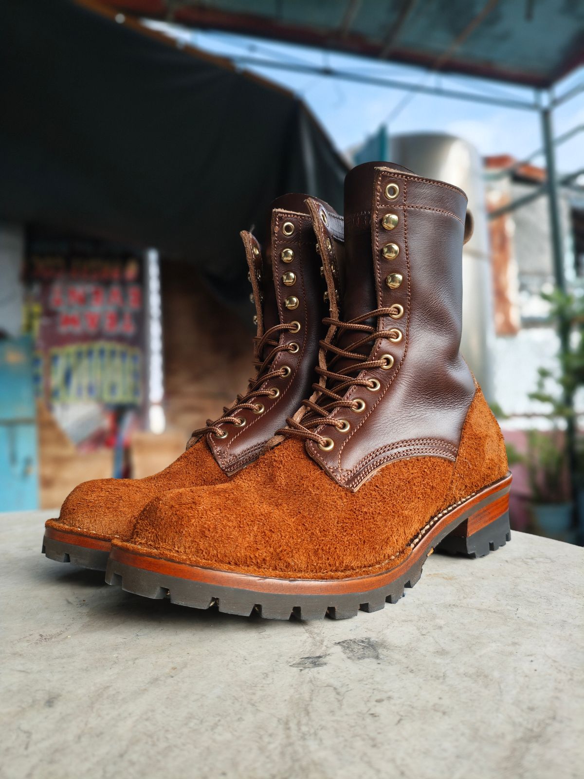 Photo by Cedric_dan on December 24, 2025 of the Willie's Handmade Boots Logger in Horween Brown Chromexcel & Brown Roughout.