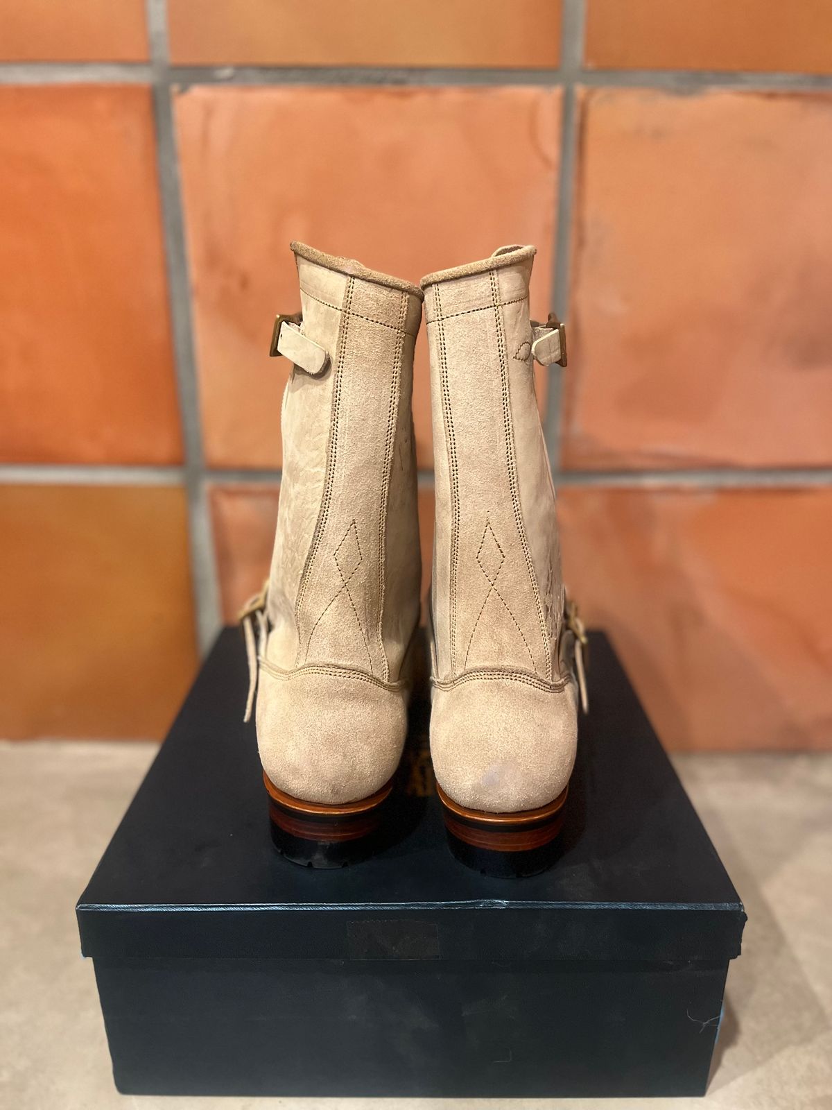 Photo by trevmon27 on October 1, 2024 of the Prof Barnets Bulky Neocliffwood Engineer Boots in Maryam Reverse Gregio Light.