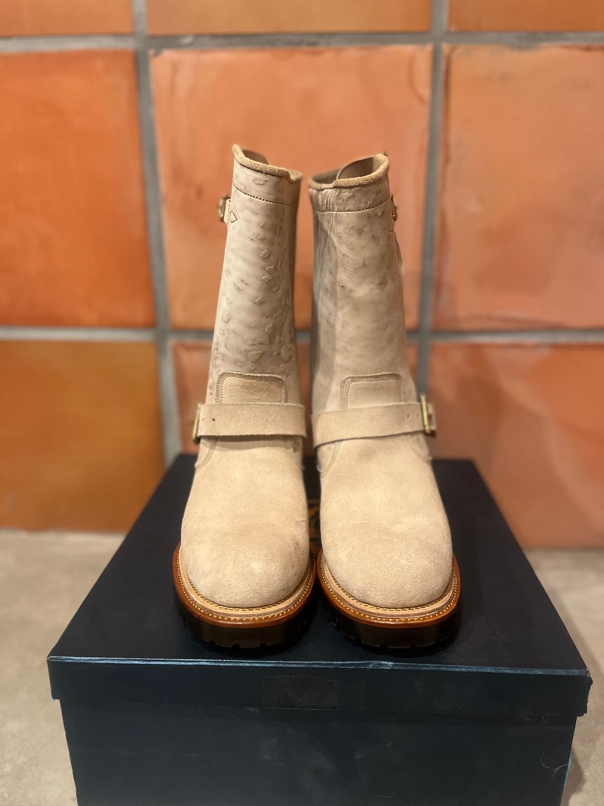 Photo by trevmon27 on October 1, 2024 of the Prof Barnets Bulky Neocliffwood Engineer Boots in Maryam Reverse Gregio Light.