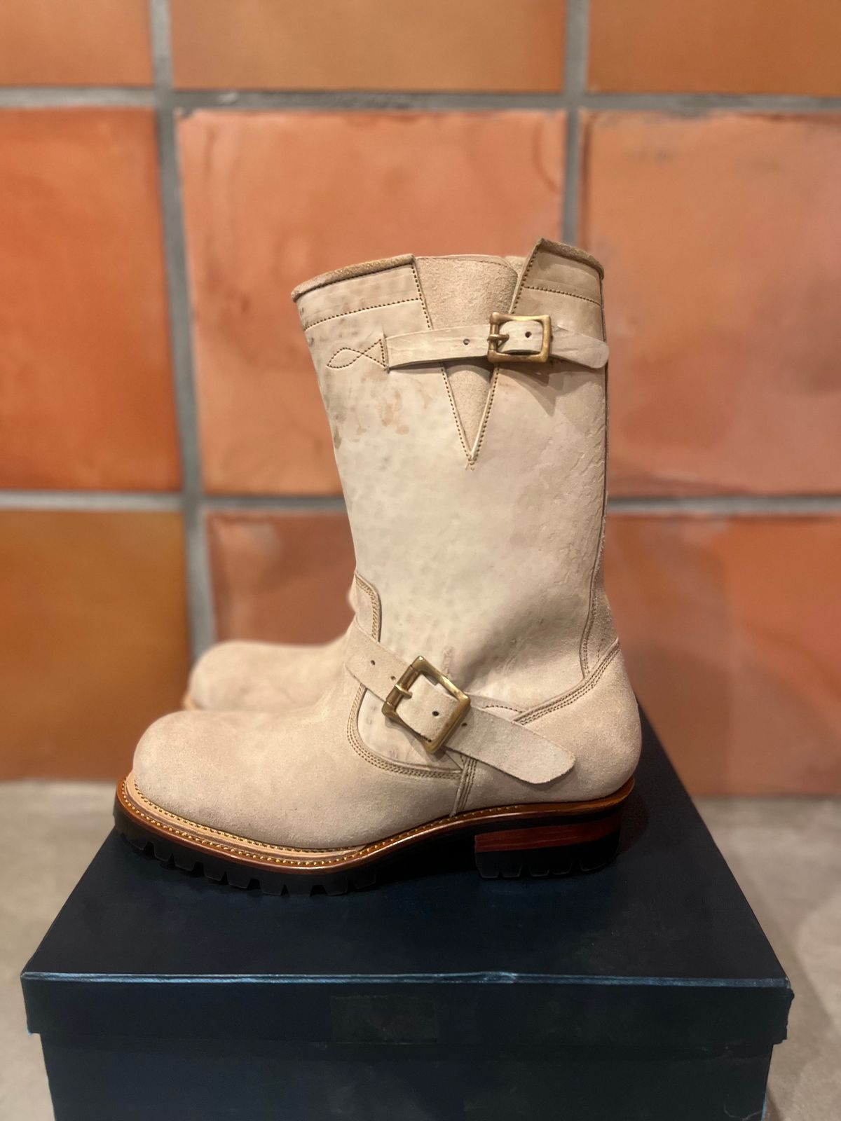 Photo by trevmon27 on October 1, 2024 of the Prof Barnets Bulky Neocliffwood Engineer Boots in Maryam Reverse Gregio Light.