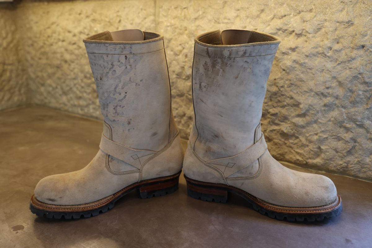 Photo by trevmon27 on October 14, 2024 of the Prof Barnets Bulky Neocliffwood Engineer Boots in Maryam Reverse Gregio Light.